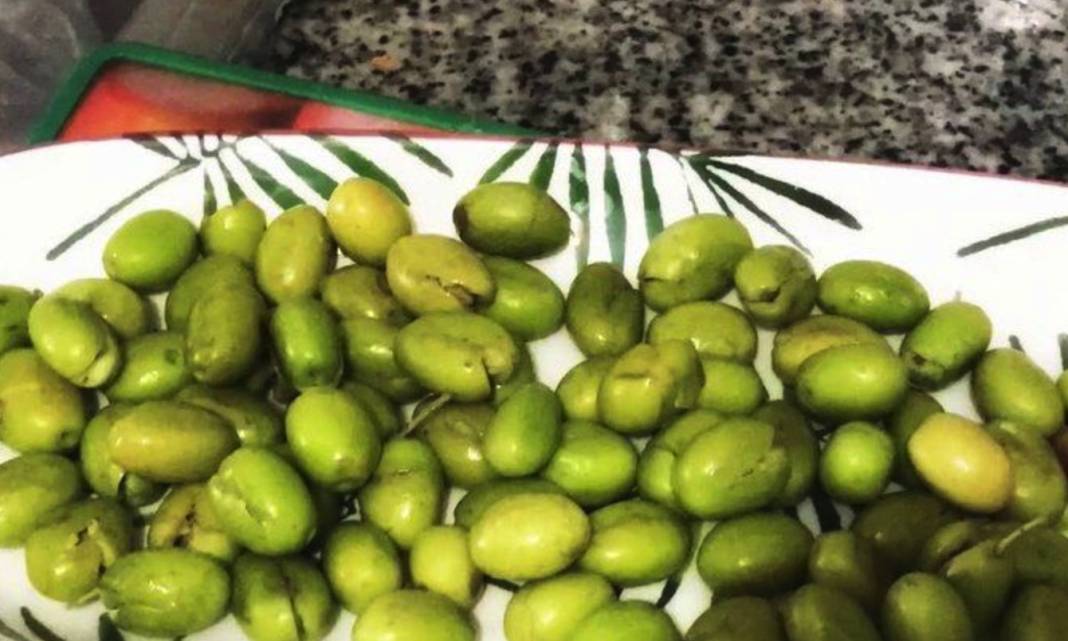 Yeşil Zeytin 1 Yıl Geçse Bile Bozulmuyor! Evde Yeşil Kırma Zeytin Nasıl Yapılır? İşte Püf Noktaları! Dikkat 2